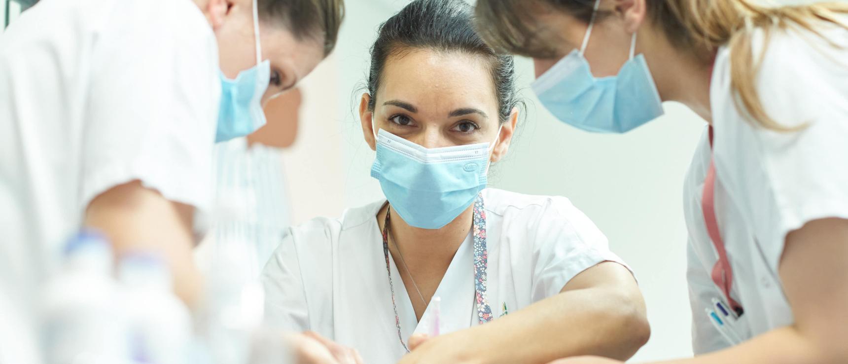 Gros plan sur des soignantes