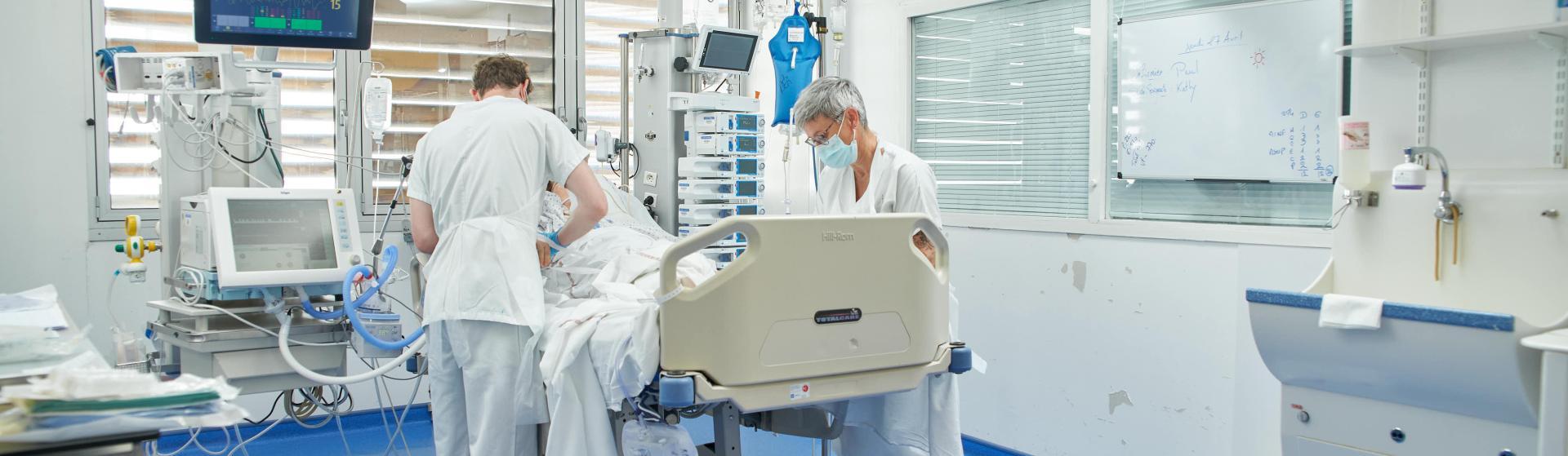 Des soignants s'occupent d'un patient