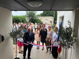 Coupe du ruban par les officiels lors de l'inauguration de la Maison Mazarine le 22 juin 2023