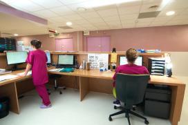 Deux sages femmes de dos travaillent sur leurs ordinateurs 