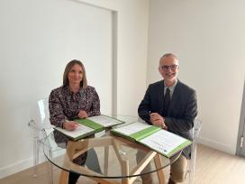 Maître Philippe Cano, Bâtonnier de l'Ordre des Avocats au barreau d'Avignon, et Cécile Polito, Adjointe au Directeur du Centre Hospitalier d'Avignon signent la convention entre la Maison Mazarine et l'Odre des Avocats du Barreau d'Avignon