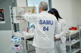 Un agent du SAMU 84 et une soignante de dos