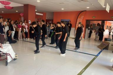 Des enfants font de la danse urbaine