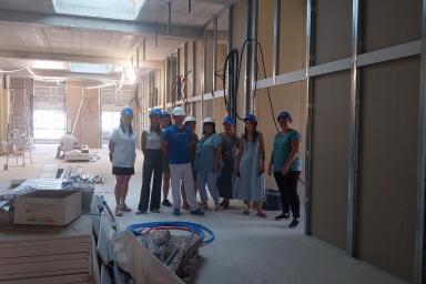 Des soignants visitent un chantier