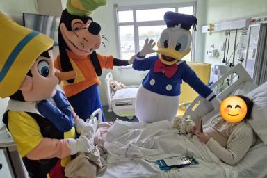 Pinocchio, Donald, Dingo sont avec un enfant