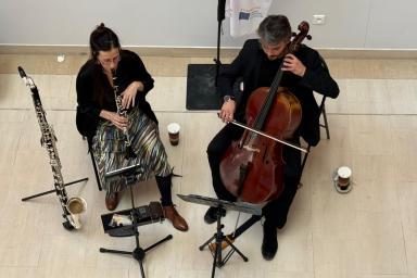 Deux musiciens font de la musique