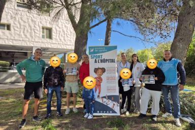 Photo d'enfants et de bénévoles d'un club de badminton