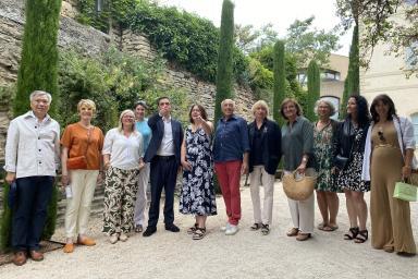 Membres de l'Association "E dans l'O" et professionnels du Centre Hospitalier d'Avignon lors du vernissage de l'édition 2024 de l'exposition "L'art est un jeu d'enfant"