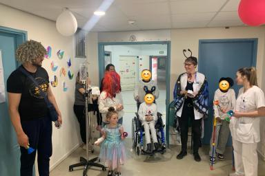 Fête du carnaval en pédiatrie : les enfants hospitalisés, leurs familles et les professionnels de santé tous déguisés profitant d'une animation grâce à l'intervention de 2 musiciens professionnels