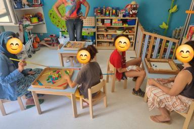 Des enfants hospitalisés jouent avec des jeux en bois