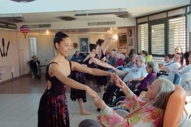 Les élèves du Conservatoire du Grand Avignon en représentation de danse classique auprès des résidents des Unités de Soins de Longue Durée