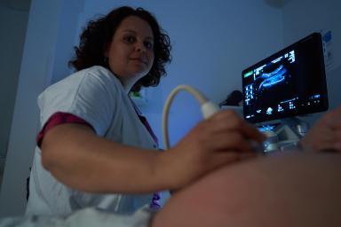 Une soignante fait une échographie à une femme enceinte 