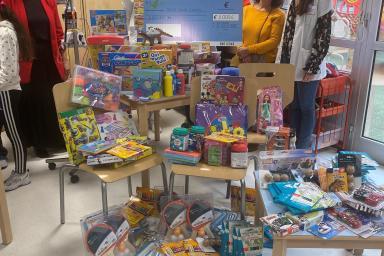 Photo de l'équipe de pédiatrie et de bénévoles devant des jouets