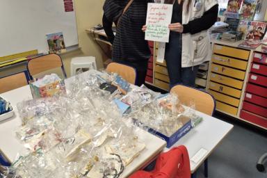 Deux personnes sont devant des cadeaux