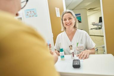 Une infirmière souriante délivre des médicaments - Agrandir l'image, fenêtre modale