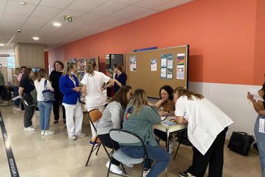 Photos d'usagers avec des professionnels sur un stand