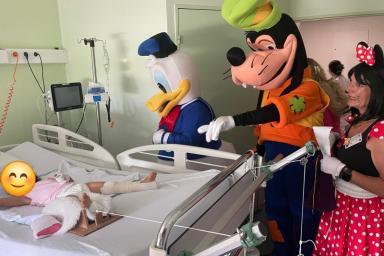 Des mascottes sont avec des enfants