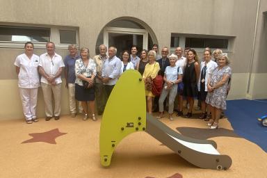 Photo des personnes présentes lors de l'inauguration du patio de la pédiatrie petits enfants