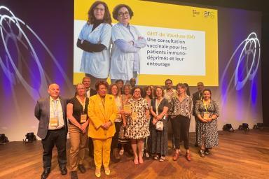 Photo des équipes des Missions de santé publique des Hôpitaux Publics de Vaucluse lauréates de l'opération H'ment fiers 2024 lors de la journée de remise des prix organisée au Mucem à Marseille le 14 mai 2025