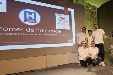 Des professionnels de santé sont sur un estrade