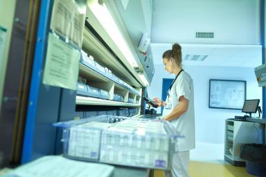 Gros plan sur une praticienne hospitalière cherchant des médicaments - Agrandir l'image, fenêtre modale