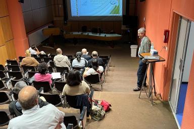 Photo d'une salle de conférence avec des professionnels assis