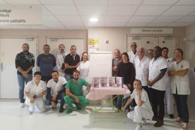 Photo de l'équipe d'hématologie et de l'association SOS CREW avec les tablettes que l'association a donné
