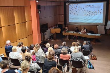 Photos de professionnels de santé dans une salle de conférence