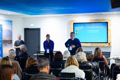 Photo d'une salle de conférence avec des professionnels de présents