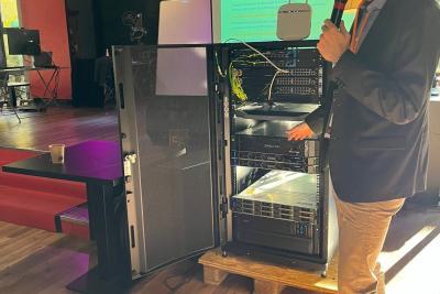 Photo d'une personne sur une estrade - Agrandir l'image 2 sur 3, fenêtre modale