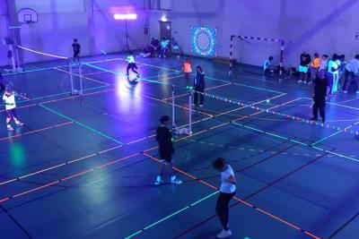 Photos de plusieurs joueurs de badminton - Agrandir l'image 2 sur 3, fenêtre modale