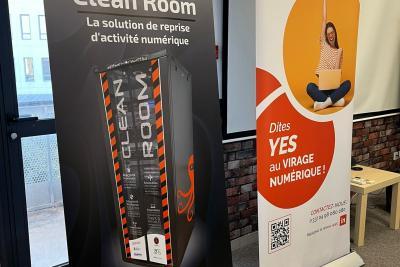 Photo de deux kakémonos - Agrandir l'image 3 sur 3, fenêtre modale