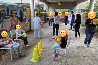 Photos d'enfants jouant au voleyball encadrés par des bénévoles - Agrandir l'image 1 sur 4, fenêtre modale