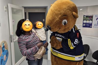 Une mascotte déguisé en castor avec un enfant et une adulte - Agrandir l'image 3 sur 5, fenêtre modale