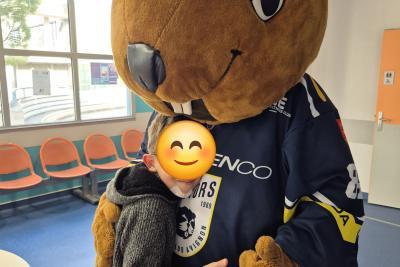 Une mascotte déguisé en castor avec un enfant - Agrandir l'image 2 sur 5, fenêtre modale