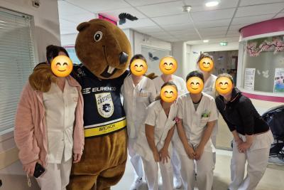 Une mascotte déguisé en castor avec le personnel de pédiatrie - Agrandir l'image 4 sur 5, fenêtre modale