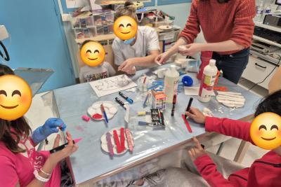 photo d'enfants et professionnels faisant de la peinture - Agrandir l'image 3 sur 3, fenêtre modale