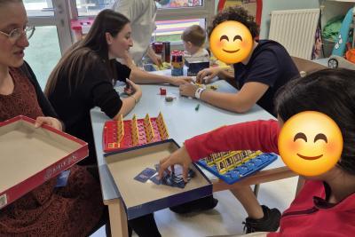 Photo d'enfants et bénévoles jouant à des jeux de sociétés - Agrandir l'image 2 sur 3, fenêtre modale