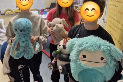 Photos de 3 enfants avec des peluches - Agrandir l'image 2 sur 2, fenêtre modale