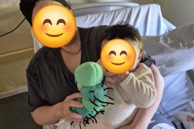 Photo d'un enfant et de sa maman avec une peluche - Agrandir l'image 1 sur 2, fenêtre modale
