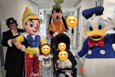 Des mascottes sont avec des enfants - Agrandir l'image 3 sur 3, fenêtre modale