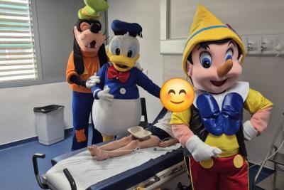 Des mascottes sont avec des enfants - Agrandir l'image 2 sur 3, fenêtre modale