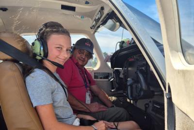 Un enfant avec un pilote d'avion embarque dans un avion - Agrandir l'image 3 sur 3, fenêtre modale