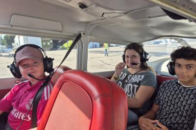 Des enfants sont dans un avion - Agrandir l'image 2 sur 3, fenêtre modale