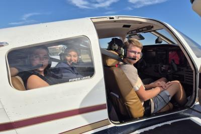 Des enfants sont dans un avion - Agrandir l'image 1 sur 3, fenêtre modale