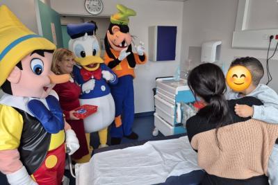 Pinocchio, Donald, Dingo sont avec un enfant - Agrandir l'image 1 sur 4, fenêtre modale