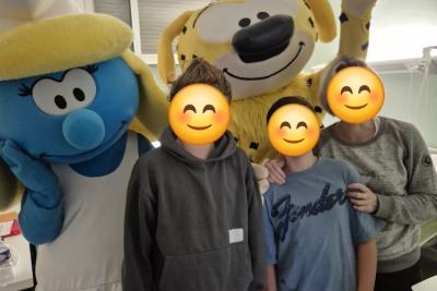 Un schtroumpfs et un marsupilami sont avec des enfants - Agrandir l'image 4 sur 4, fenêtre modale