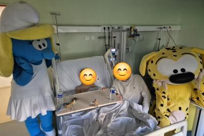 Un schtroumpfs et un marsupilami sont avec des enfants - Agrandir l'image 3 sur 4, fenêtre modale