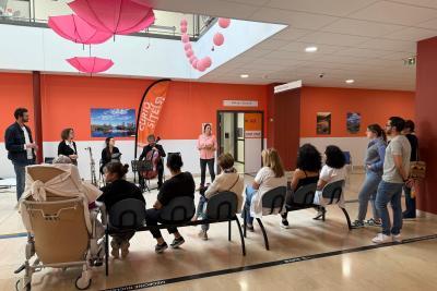 Des patients et professionnels sont devant un concert - Agrandir l'image 2 sur 2, fenêtre modale