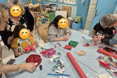 Des enfants et des encadrants font des origamis - Agrandir l'image 2 sur 4, fenêtre modale